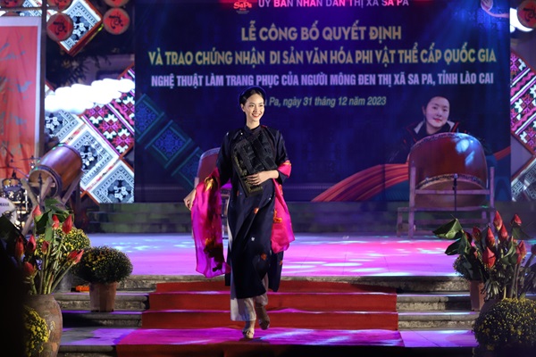 Màn trình diễn thời trang trang phục truyền thống và trang phục ứng dụng nghệ thuật trang trí dân tộc Mông của nhà thiết kế Vũ Việt Hà