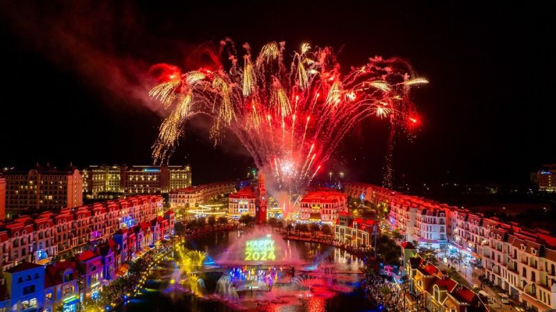 Tại Phú Quốc, từ 18 giờ, hàng ngàn du khách nô nức đổ về trung tâm Grand World Phú Quốc - để thưởng thức những màn trình diễn đỉnh cao của đại nhạc hội Wake Up Countdown Party với các ngôi sao ca nhạc Hoàng Dũng, Phương Vy Idol, Trang Pháp, Wren Evans… Trong khi đó, du khách cũng quy tụ về bãi biển Vinpearl Wonderworld Phú Quốc từ chiều để hòa mình vào dạ tiệc âm nhạc đón năm mới trên biển lớn nhất Việt Nam, cùng thưởng thức tinh hoa ẩm thực năm châu, nhâm nhi cocktail hay tham gia các vũ điệu Aloha sôi động.