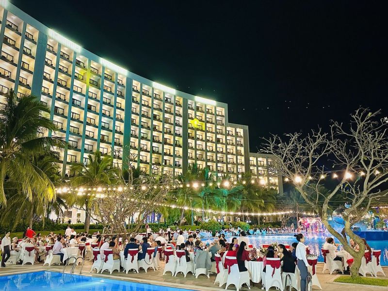 Còn tại Vinpearl Nam Hội An, đại tiệc countdown Cosmos Elegance Night đã đưa du khách bước vào chuyến hành trình xuyên không giữa miền di sản, chu du trở về với đêm giao thừa truyền thống của một phố Hội xưa và màn pháo hoa nghệ thuật huyền ảo. Trong khi đó, hàng ngàn du khách tham dự dạ tiệc Starry Night by the Bay tại Vinpearl Resort & Spa Hạ Long cũng được đắm chìm trong vẻ đẹp của những đoá hoa ánh sáng rực rỡ và nâng ly chúc mừng khoảnh khắc chuyển giao năm cũ - mới đầy ý nghĩa trước phong cảnh kỳ vĩ của “vịnh biển kỳ quan”.