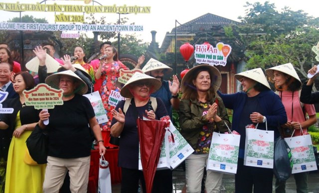 Đoàn khách đến từ Ý “xông đất” phố cổ Hội An, tỉnh Quảng Nam Đoàn khách đến từ Ý “xông đất” phố cổ Hội An, tỉnh Quảng Nam