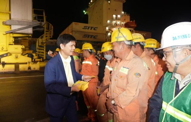 Tổng Giám đốc Trần Lê Tuấn tặng quà lì xì đầu năm cho công nhân cảng.