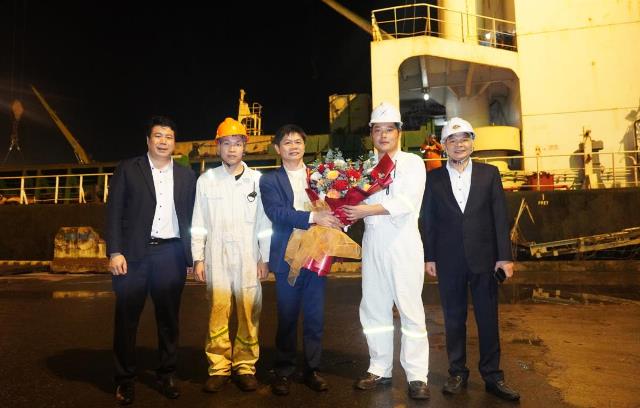 Lãnh đạo Cảng Đà Nẵng tặng hoa cho thủy thủ đoàn tàu SITC HAINAN.
