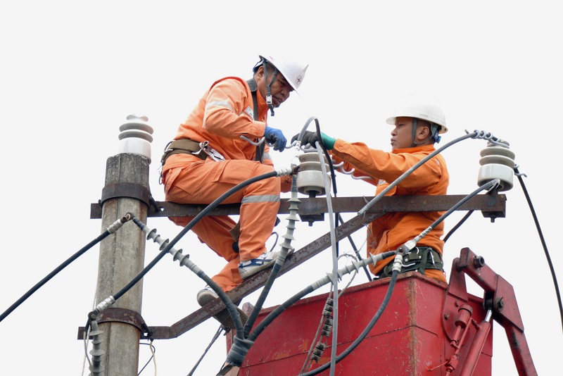Công nhân Điện lực TP. Hạ Long xử lý khiếm khuyết trên lưới điện trung áp