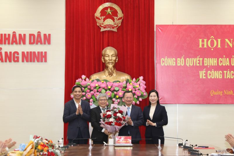 Lãnh đạo UBND tỉnh Quảng Ninh tặng hoa chúc mừng đồng chí Nguyễn Thành Tâm, Phó Giám đốc Sở LĐ-TB&XH, nghỉ hưu theo chế độ.