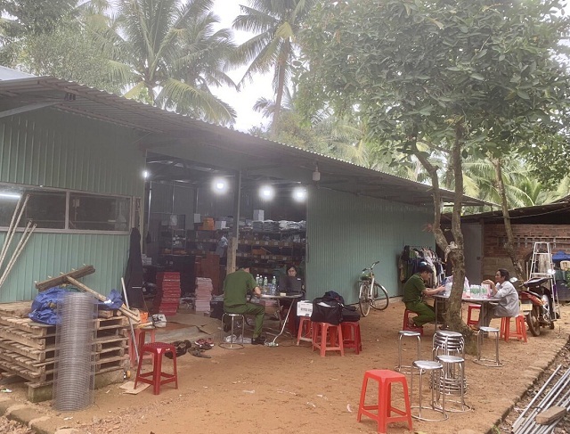 Cơ quan chức năng đang làm việc với người đại diện của Hộ kinh doanh Trinh Shop liên quan đến lô hàng vi phạm. Ảnh: Thanh Hoàng. Cơ quan chức năng đang làm việc với người đại diện của Hộ kinh doanh Trinh Shop liên quan đến lô hàng vi phạm. Ảnh: Thanh Hoàng.