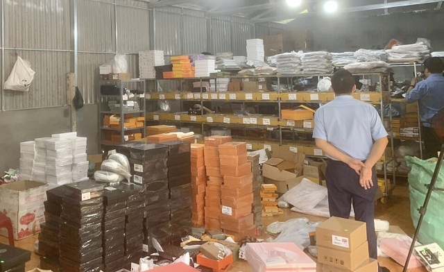 Cận cảnh lô hàng vi phạm. Ảnh: Th. Hoàng. Cận cảnh lô hàng vi phạm. Ảnh: Th. Hoàng.