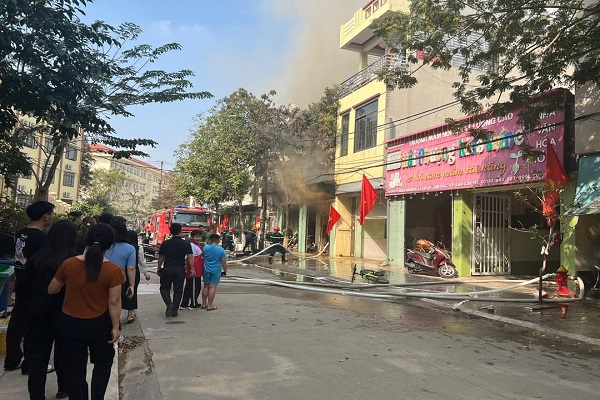 Lực lượng cảnh sát phòng cháy, chữa cháy Công an tỉnh Lào Cai kịp thời dập tắt đám cháy, không để lan sang Trường mầm non Hải Phượng