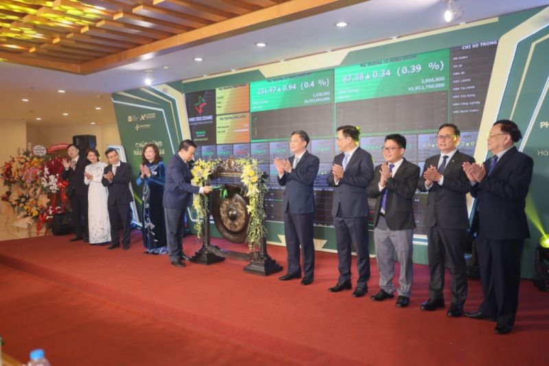 Thứ trưởng Bộ Tài chính Nguyễn Đức Chi đã thực hiện nghi thức đánh cồng khai trương giao dịch chứng khoán năm 2024.