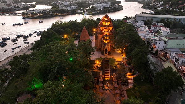 Tháp Bà Ponagar Nha Trang, một điểm hấp dẫn khách du lịch trong nước và quốc tế