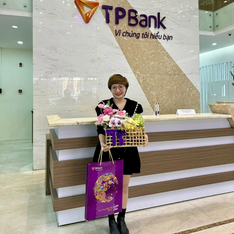 Chị Bùi Kim Thi (Bắc Từ Liêm, Hà Nội) bất ngờ khi mình là khách hàng thứ 12 triệu của TPBank
