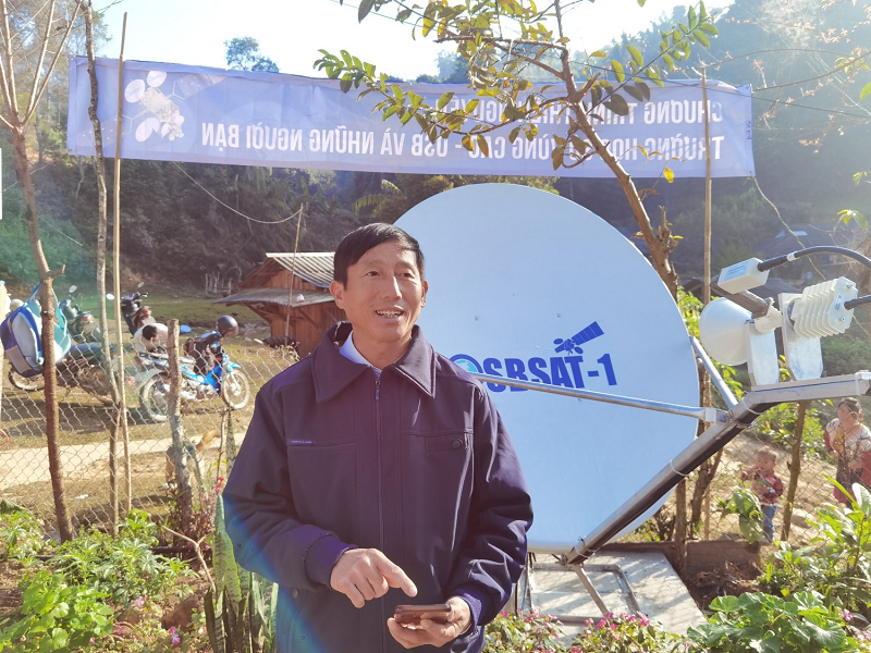 Trung tá Sùng A Sang, Ủy viên Ban Chấp hành Đảng ủy xã Hồ Bốn, Trưởng Công an xã vui mừng khi truy cập internet thành công qua OSBSAT-1