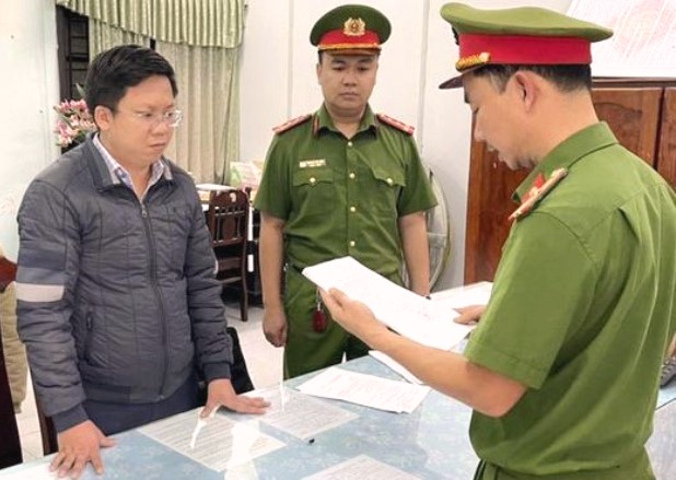 Cơ quan cảnh sát điều tra Công an tỉnh Quảng Nam đọc lệnh bắt ông Hà Hải Đăng - Ảnh: C.A