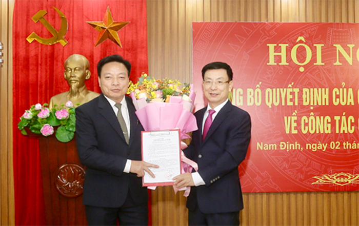 Ông Đỗ Hải Điền (trái) nhận quyết định bổ nhiệm làm Giám đốc Sở Khoa học-Công nghệ