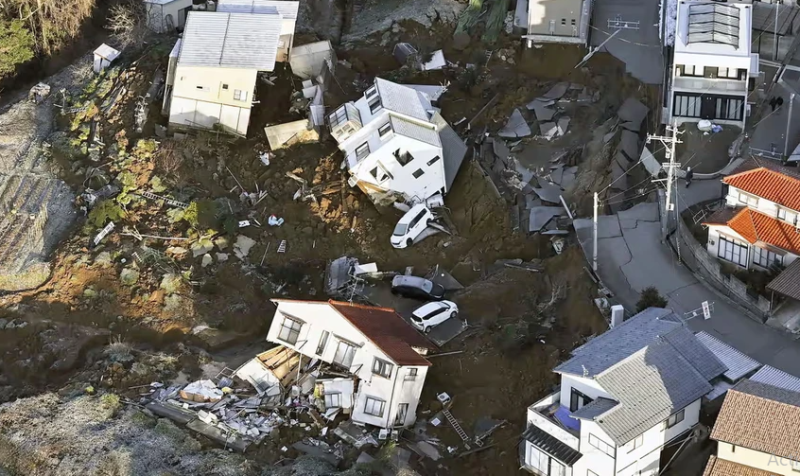 Nhà cửa bị sập ở tỉnh Ishikawa sau khi trận động đất 7,6 độ Richter tấn công tỉnh này. Ảnh: AP