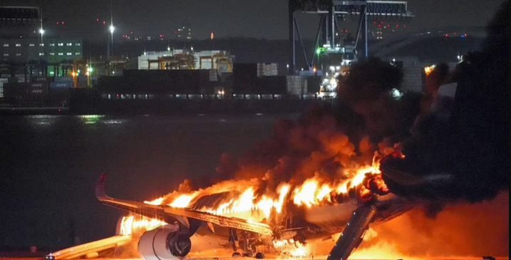 Ngọn lửa bao trùm toàn bộ chiếc máy bay