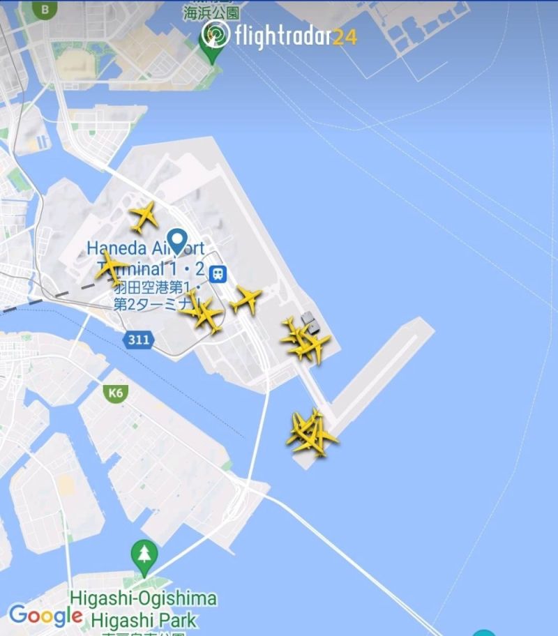 Ảnh chụp màn hình Flightradar24 lúc 19h25 giờ địa phương cho thấy các máy bay đang chờ trên đường băng tại sân bay Haneda do tất cả các đường băng bị đóng cửa sau vụ cháy máy bay Japan Airlines.