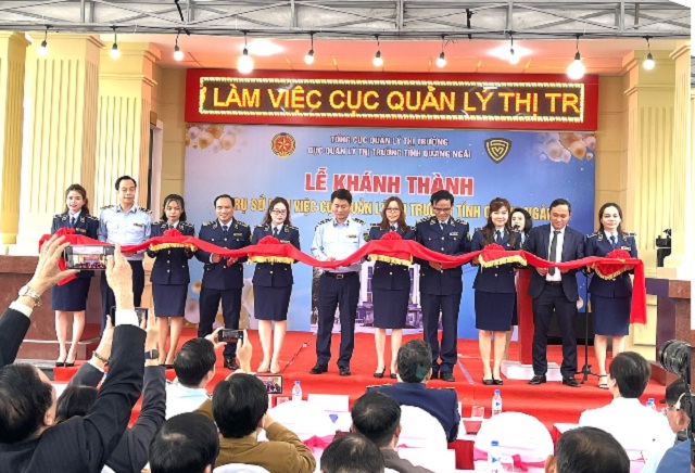 Ban tổ chức và lãnh đạo quan khách thực hiện nghi thức cắt băng khánh thành công trình. Ảnh: Thùy Sương.