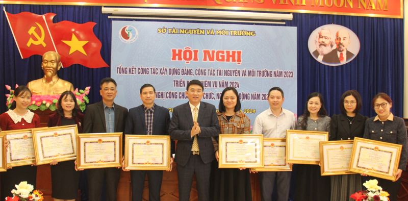 Giám đốc Sở Tài Nguyên & Môi trường Bùi Quang Huy trao Bằng khen của Chủ tịch UBND tỉnh cho các tập thể, cá nhân xuất sắc.