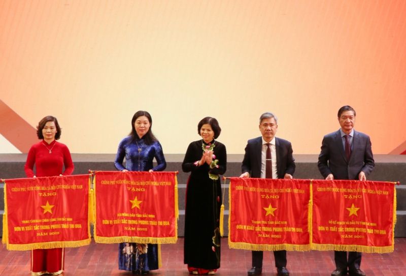 Chủ tịch UBND tỉnh Nguyễn Hương Giang trao Cờ thi đua của Chính phủ cho các tập thể.