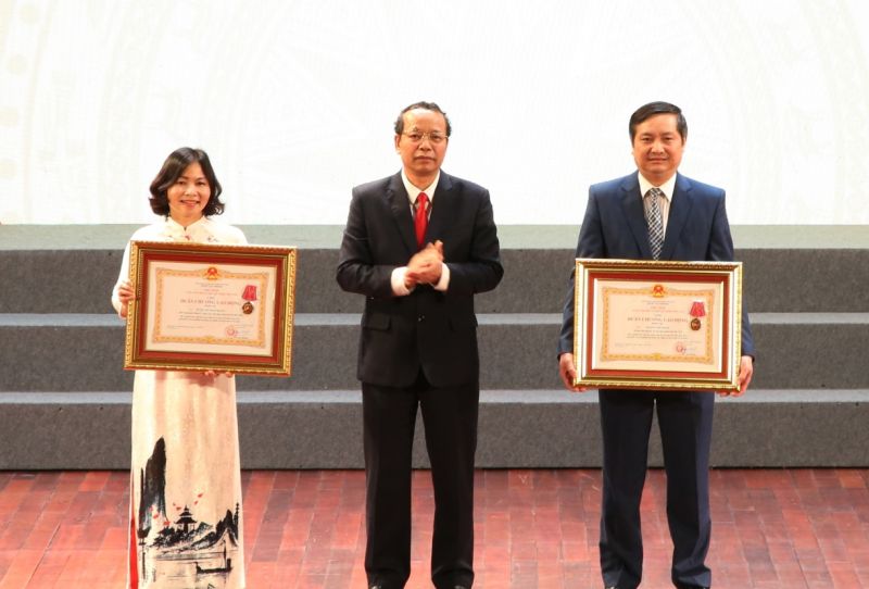 Thừa ủy quyền, Phó Bí thư Thường trực Tỉnh ủy Nguyễn Quốc Chung trao Huân chương Lao động hạng Ba cho các cá nhân.