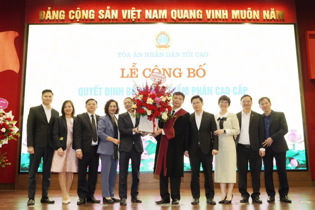 Tập thể Văn phòng chúc mừng đồng chí tân Thẩm phán cao cấp Nguyễn Xuân Kỳ Tập thể Văn phòng chúc mừng đồng chí tân Thẩm phán cao cấp Nguyễn Xuân Kỳ