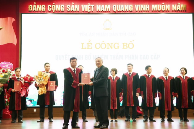 Đồng chí Chánh án TAND tối cao Nguyễn Hòa Bình trao Quyết định bổ nhiệm Thẩm phán cao cấp Đồng chí Chánh án TAND tối cao Nguyễn Hòa Bình trao Quyết định bổ nhiệm Thẩm phán cao cấp