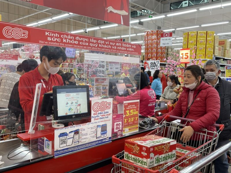 Người dân mua sắm tại siêu thị Go Quảng Ninh