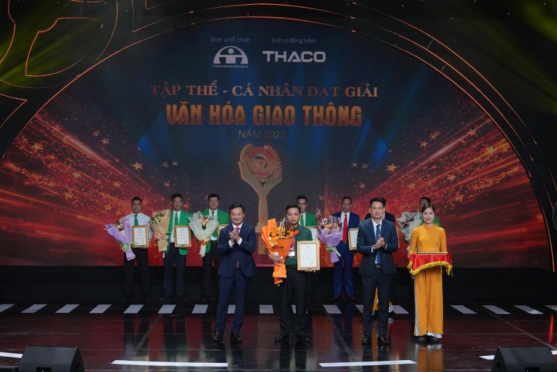 Đại diện THACO, anh Nguyễn Văn Lân - Giám đốc Kinh doanh xe Kia - Mazda miền Bắc trao giải “Văn hóa giao thông” cho tập thể, cá nhân đạt giải