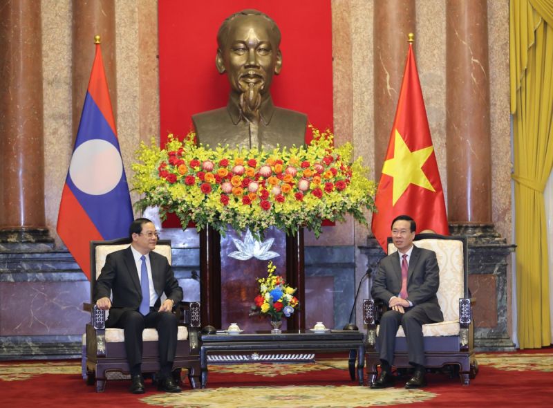 Chủ tịch nước Võ Văn Thưởng và Thủ tướng Lào Sonexay Siphandone trao đổi về mối quan hệ hữu nghị vĩ đại, đoàn kết đặc biệt và hợp tác toàn diện Việt Nam – Lào. (Ảnh: Nhật Minh)