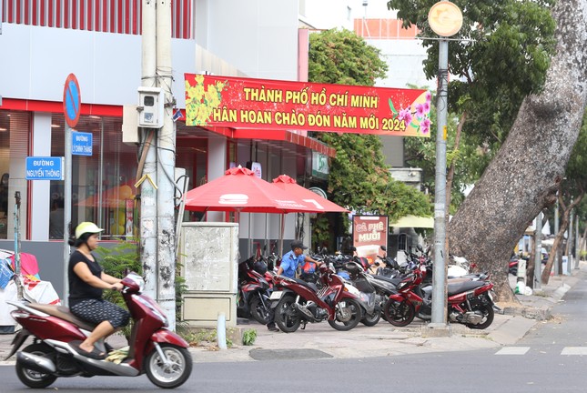 TP. Hồ Chí Minh cấm biếu quà Tết cấp trên, kiểm tra hiệu quả làm việc dịp cận Tết