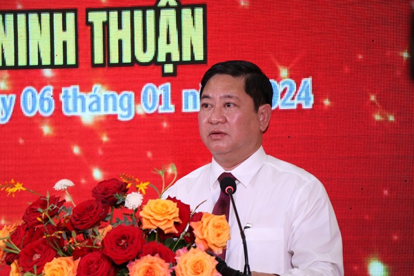 Ông Trần Quốc Nam, Phó Bí thư Tỉnh ủy, Chủ tịch UBND tỉnh phát biểu giao nhiệm vụ cho Trung tâm