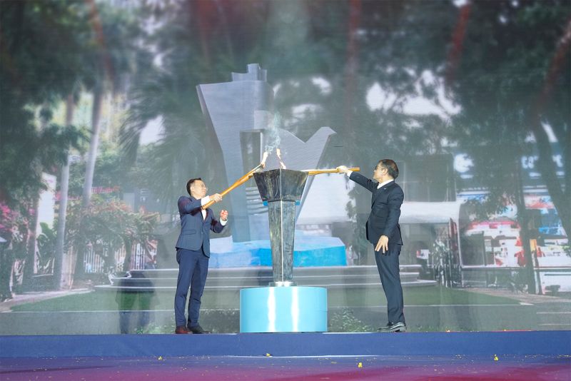 Chủ tịch BKA Trần Bá Dương và Hiệu trưởng Trường ĐHBK Mai Thanh Phong thực hiện nghi thức thắp sáng đài lửa
