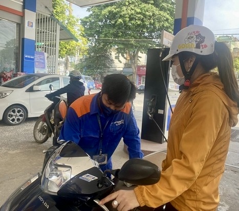 Người dân đổ xăng tại cửa hàng xăng dầu trực thuộc Petrolimex Thanh Hóa tại đường Lê Lai, phường Đông Sơn (TP Thanh Hóa).