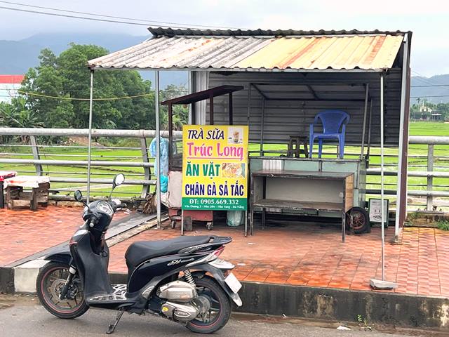 Trên cầu Bà Tư ký (thuộc xã Hòa Liên) tình trang nhiều xe bán hàng rong chất ngổn ngang hai bên thành cầu