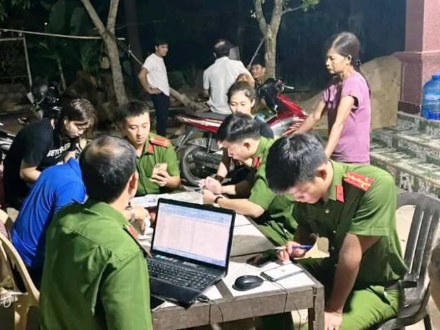Lực lượng Công an tranh thủ buổi tối hướng dẫn người dân cài đặt, kích hoạt tài khoản định danh điện tử.