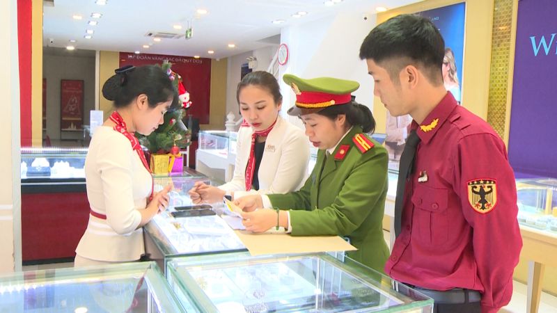 Lực lượng Công an thành phố Thanh Hoá phát tờ rơi tuyên truyền cảnh báo, phòng ngừa tội phạm trộm cắp, cướp tài sản tại các ngân hàng, tiệm vàng