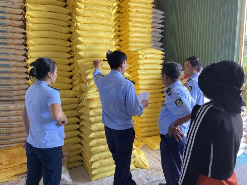 Lực lượng Quản lý thị trường tỉnh An Giang kiểm tra hàng hóa tại cơ sở