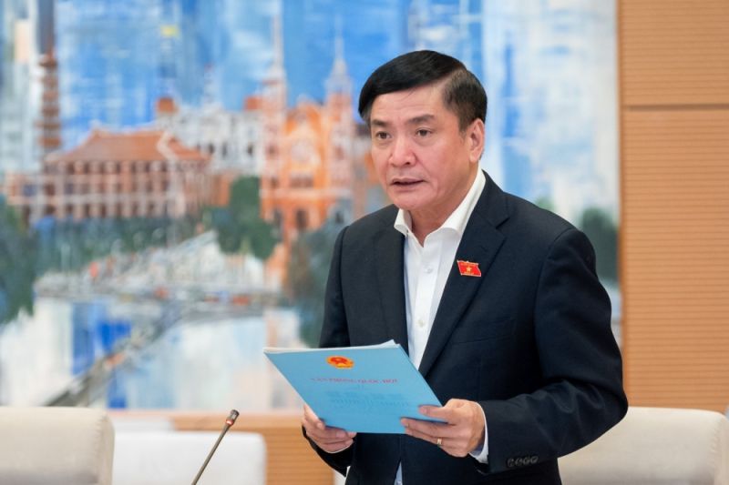 Tổng Thư ký Quốc hội Bùi Văn Cường báo cáo tại phiên làm việc. Ảnh quochoi.vn.