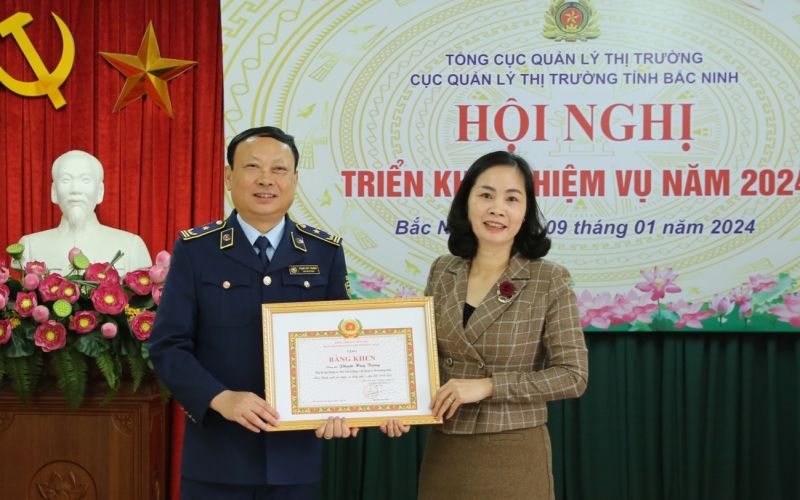 Phó Cục trưởng Cục Quản lý thị trường Bắc Ninh Phạm Huy Trọng nhận Bằng khen của Ban Thường vụ Tỉnh ủy.