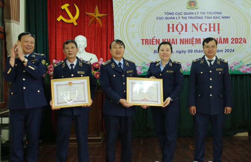 Cục Quản lý thị trường và phòng nghiệp vụ nhận Bằng khen của Chủ tịch UBND tỉnh Bắc Ninh.