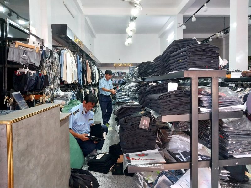 Lực lượng chức năng kiểm tra cơ sở kinh doanh quần áo trên địa bàn