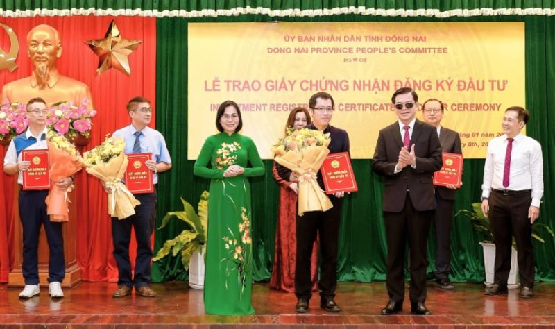Lãnh đạo tỉnh Đồng Nai trao giấy chứng nhận đầu tư cho 9 dự án ở Đồng Nai ngày 8/1/2023. Ảnh: Báo Đồng Nai
