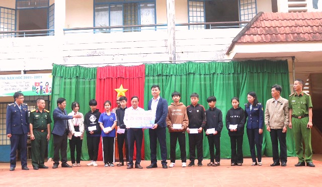 Đại diện Cục Quản lý thị trường Đắk Lắk trao quà cho học sinh nghèo vượt khó