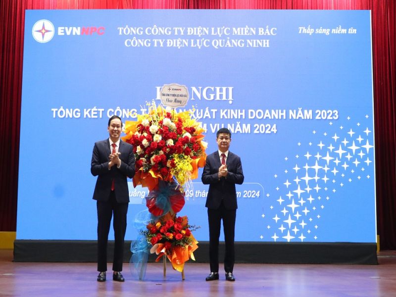 Ông Phan Tử Lượng - Phó Tổng Giám đốc EVNNPC tặng hoa chúc mừng Hội nghị tổng kết năm 2023 của PC Quảng Ninh