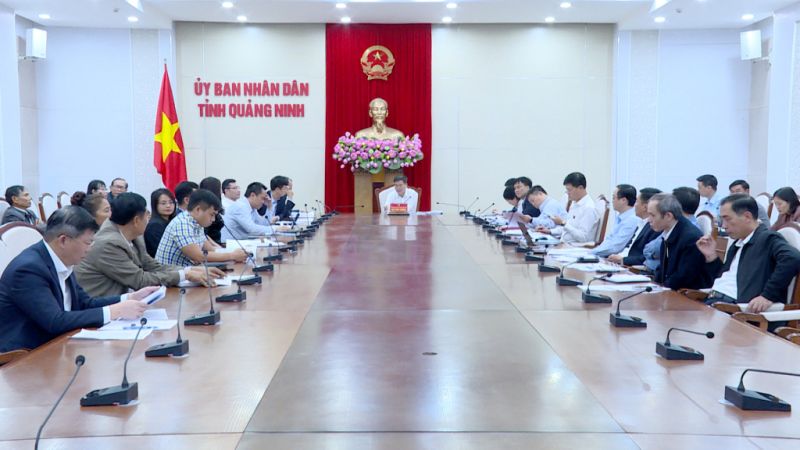 Đồng chí Bùi Văn Khắng, Phó Chủ tịch UBND tỉnh Quảng Ninh chủ trì cuộc họp