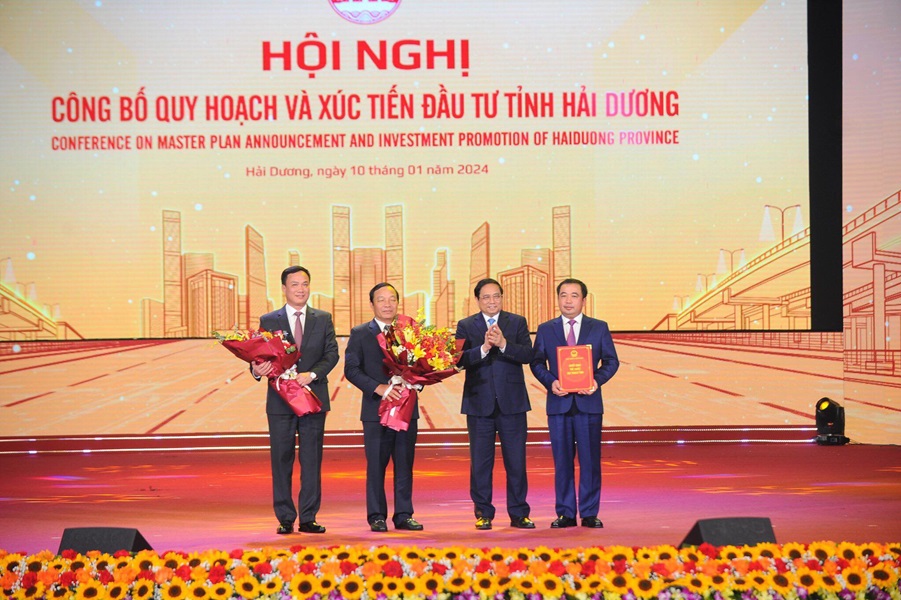 Thủ tướng Chính phủ Phạm Minh Chính trao quyết định phê duyệt quy hoạch tỉnh Hải Dương thời kỳ 2021-2030, tầm nhìn đến năm 2050 cho lãnh đạo tỉnh Hải Dương.