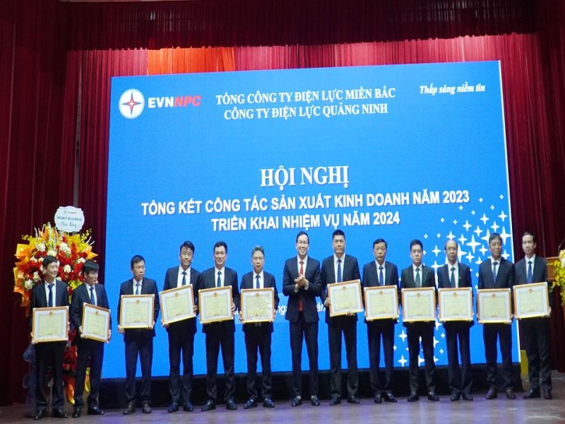 Ông Phan Tử Lượng - Phó Tổng Giám đốc EVNNPC tặng Giấy khen cho các đơn vị Điện lực hoàn thành tốt nhiệm vụ sản xuất kinh doanh năm 2023