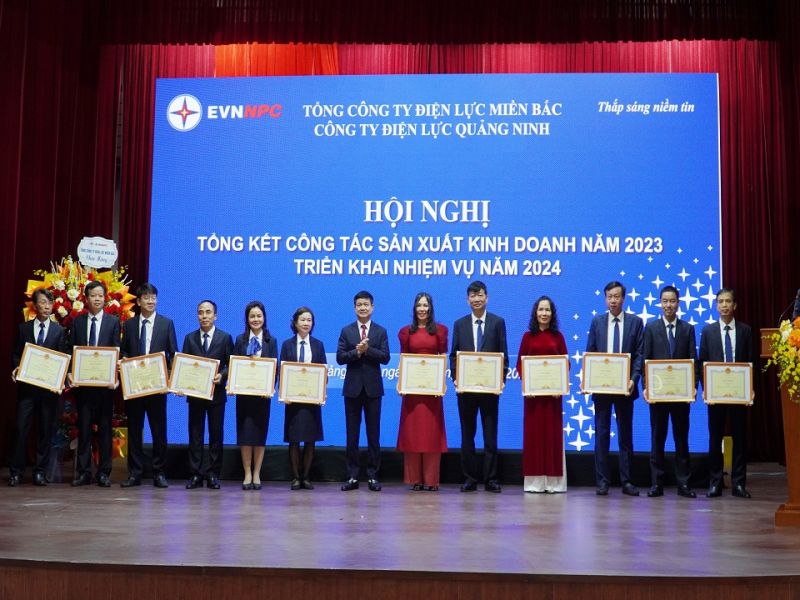 Ông Nguyễn Thanh Tĩnh - Giám đốc PC Quảng Ninh tặng Giấy khen cho các đơn vị khối Văn phòng Công ty hoàn thành tốt nhiệm vụ sản xuất kinh doanh năm 2023