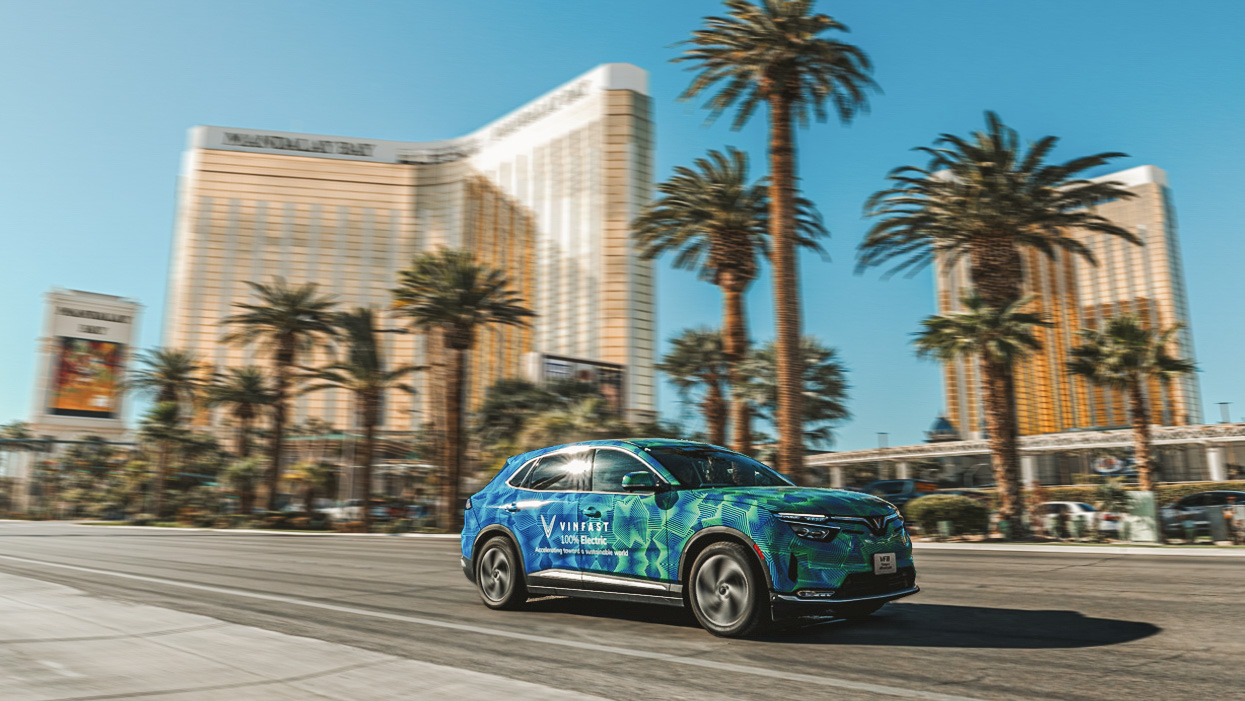 Chiếc VF 8 màu xanh cá tính hút mắt tỏa sáng trên đường phố Las Vegas. Mới đây, mẫu eSUV hạng D tiếp tục chiếm được nhiều thiện cảm của người dùng tại Mỹ khi là một trong số ít những mẫu xe điện có hiệu suất di chuyển tốt nhất, theo chuyên trang ô tô nổi tiếng Car and Driver. Mới đây, chuyên trang ô tô của Mỹ đã công bố kết quả thử nghiệm ghi nhận quãng đường di chuyển sau 1 lần sạc đầy của VF 8 cao hơn 10% hiệu suất mà hãng công bố.
