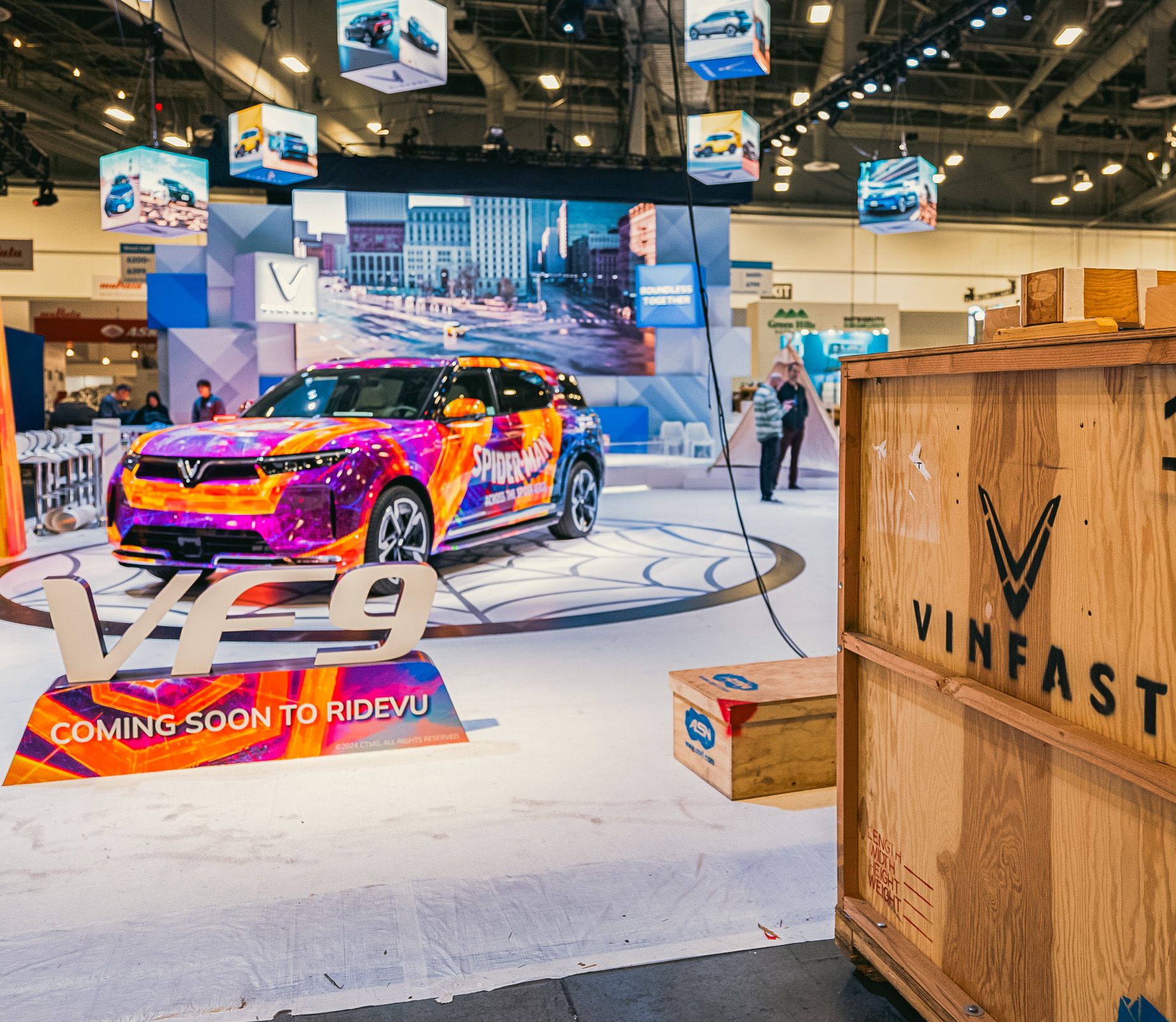 Gian hàng trưng bày của VinFast trong khuôn viên Triển lãm cũng đã gây nhiều chú ý, trong đó tâm điểm là VF 9 phiên bản spiderman màu sắc rực rỡ.